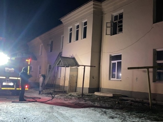 Пожарные спасли 11 человек из горящего дома в Реже