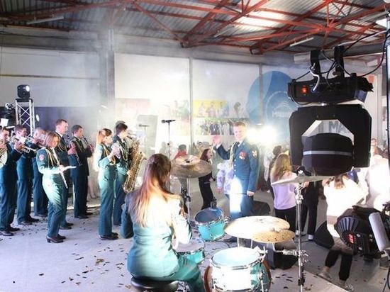 Военный оркестр Росгвардии сыграл на закрытии смены «Машука» на КМВ