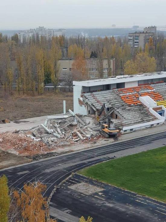 Воронежский стадион «Факел» начали реконструировать: сейчас сносят трибуну