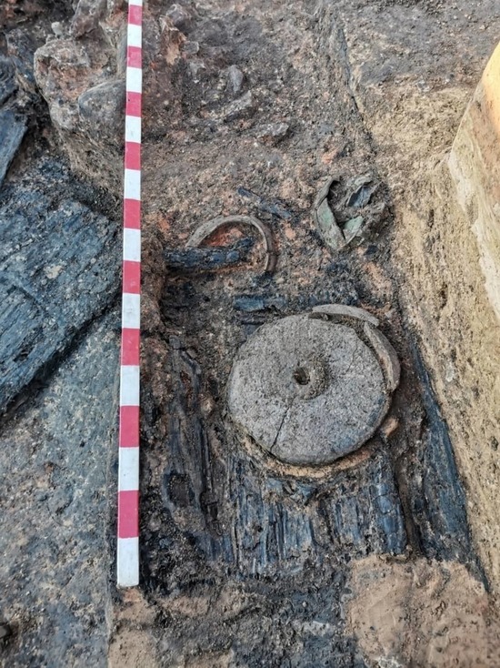 Старинные жернова нашли псковские археологи на улице Леона Поземского