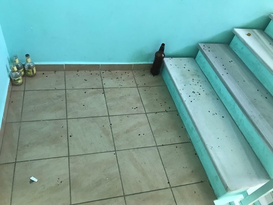 Тусуются бездомные и дети: замок на двери подъезда полгода просят отремонтировать жители дома в Салехарде