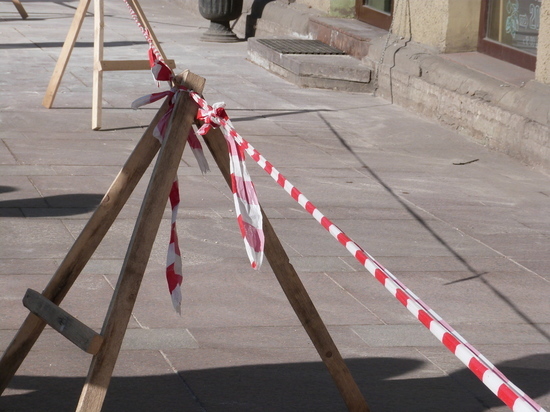 В Петербурге с дома-памятника на улице Чайковского обвалилась лепнина