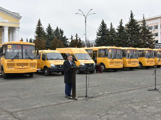 Глава Марий Эл вручил школам ключи от новых автобусов