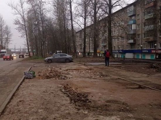В Ярославле вместе с цветочным ларьком снесли остановочный комплекс