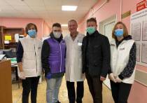 Молодогвардейцы передали медицинскому персоналу Окружной больницы Костромского округа №2 сладкие подарки