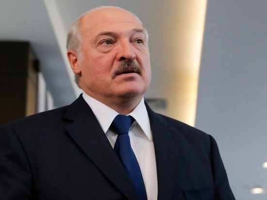 Лукашенко усадил 12-летнего школьника в президентское кресло