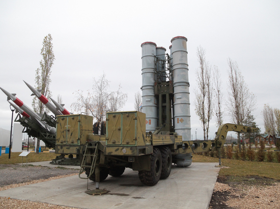 Новым экспонатом нижегородского парка Победы стал зенитно-ракетный комплекс С-300