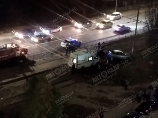 В Курске после столкновения машины со столбом ранены парень и девушка