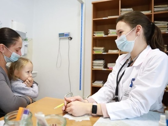 В новокузнецкую горбольницу устроились 80 молодых медработников