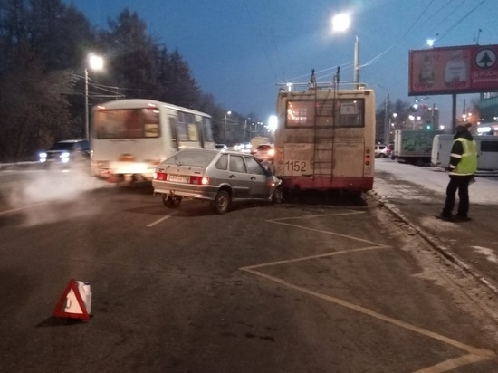 В Челябинске машина сбила водителя троллейбуса