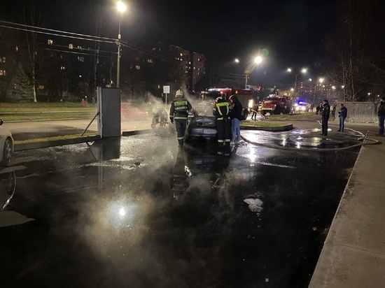 На Ломоносова в Новгороде сгорела легковушка
