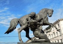 Полиция задержала троих мужчин, которые пытались приодеть коней Клодта на Аничковом мосту в Санкт-Петербурге