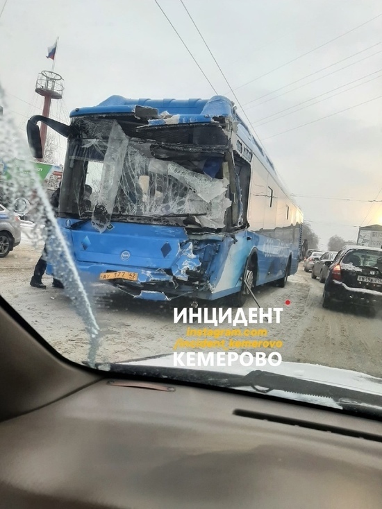 Новый автобус смяло в результате ДТП в Кемерове