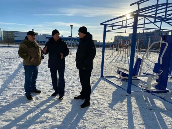 Футбол, гандбол и баскетбол: детскую спортивную площадку строят в поселке ЯНАО