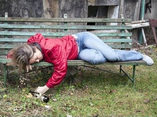 Трое северодвинских отроков обокрали спавшую на скамейке даму