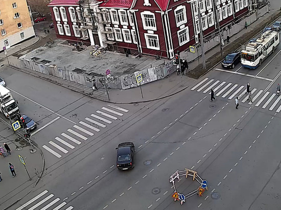 Просевший кусок асфальта на проспекте Ленина в Петрозаводске отремонтируют