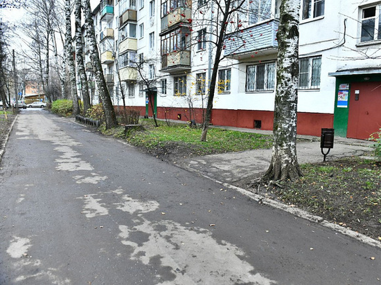 В Ярославле начали ремонтировать ямы во дворах за счет жителей