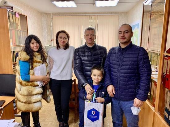 Многодетная семья в Ломоносовском районе получила трехкомнатную квартиру