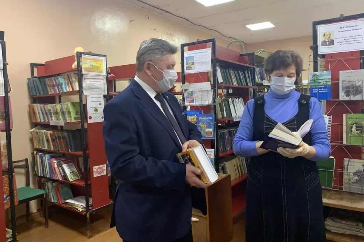 Алексей Анохин передал Шунгенской библиотеке книги о Великой Отечественной войне
