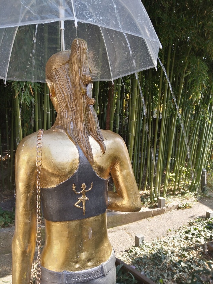 Сестра Аленки: в Севастополе демонтировали полуголую  «Девушку с зонтиком»