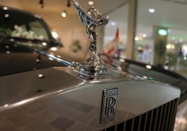 Проживающий в американском штате Флорида молодой человек по имени Кхент Аментиу сделал на своей щеке татуировку с логотипом автомобильной марки Rolls-Royce, сообщает портал Daily Star