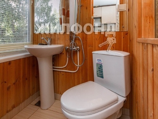 Квартира с туалетом и кухней на балконе продается в Барнауле