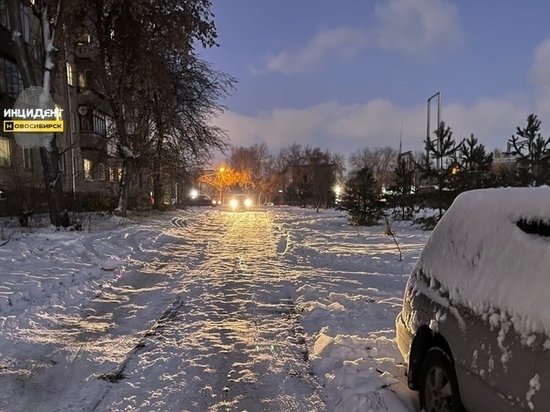 Водители проложили автостраду по новому скверу в Новосибирске