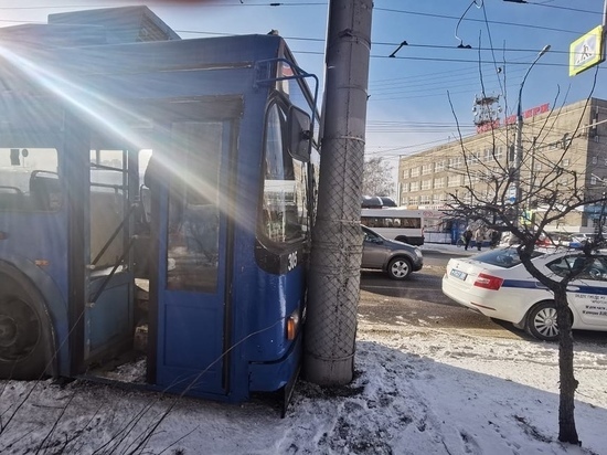 В Иркутске троллейбус въехал в столб, пострадало двое детей