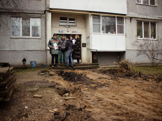 Двор на улице Ижорского батальона в Пскове приводят в порядок