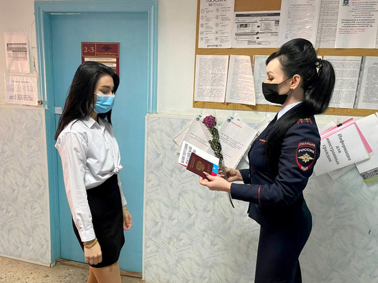 В Астрахани в день народного единства две девушки стали гражданами России