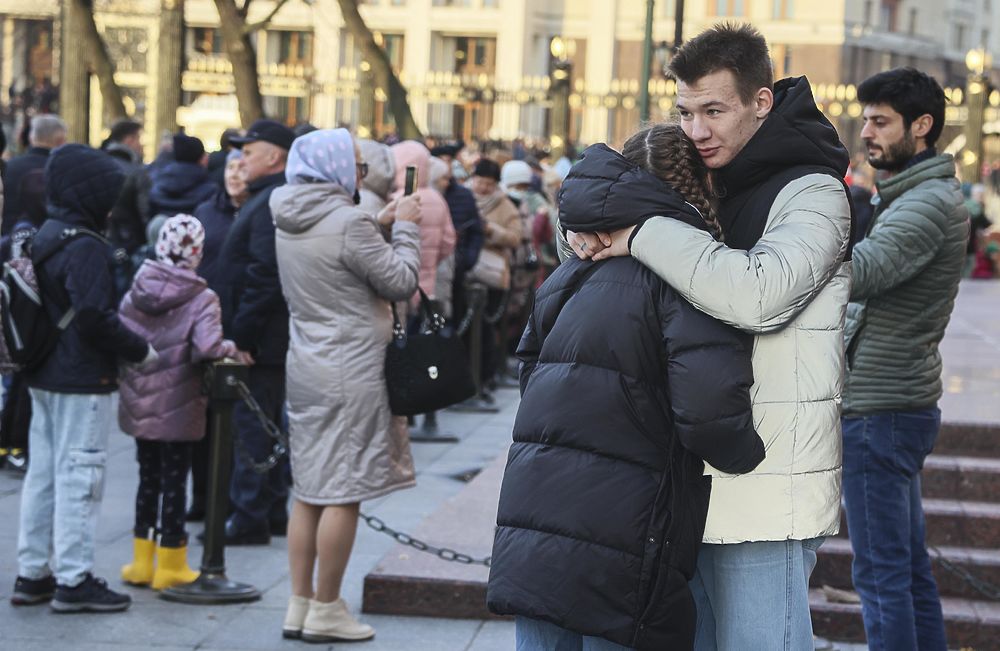 День народного единства москвичи отметили прогулками: кадры с улиц