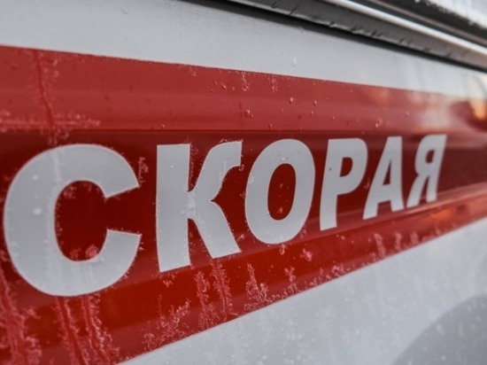На севере Астрахани «Ягуар» врезался в столб, водитель попал в больницу