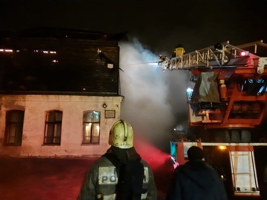 Под Рязанью ночью 45 пожарных тушили школу