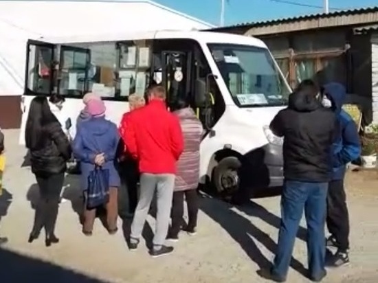«Заходи колись»: жители Волгограда вакцинируют от COVID-19 в маршрутке, снятой с рейса