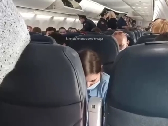 На рейсе Москва-Сочи правоохранители задержали пассажира без маски
