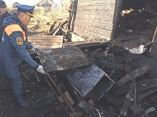 Пожарные вскрывали полы горящего дома в селе Хилокского района