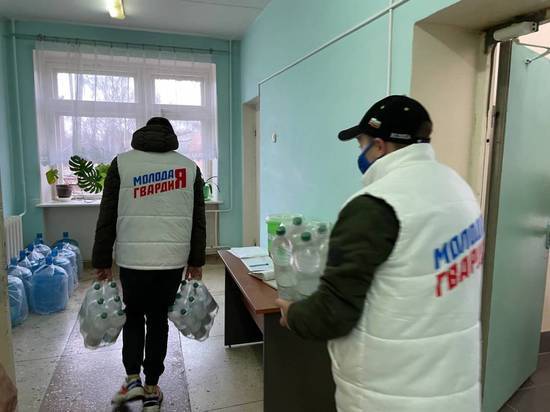 Активисты МГЕР передали медицинскому персоналу красной зоны ОГБУЗ «Городская больница» г. Костромы 500 литров бутилированной воды