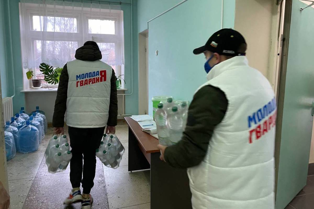 Активисты МГЕР передали медицинскому персоналу красной зоны ОГБУЗ «Городская больница» г. Костромы 500 литров бутилированной воды