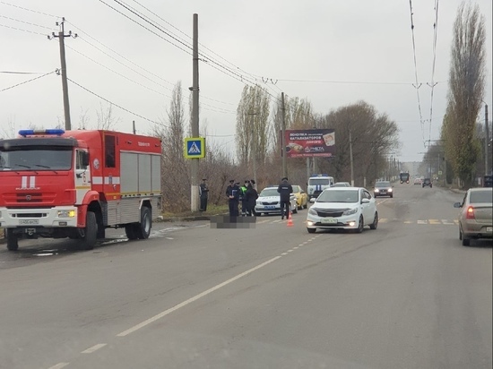На окраине Курска под колесами грузовика погиб мужчина