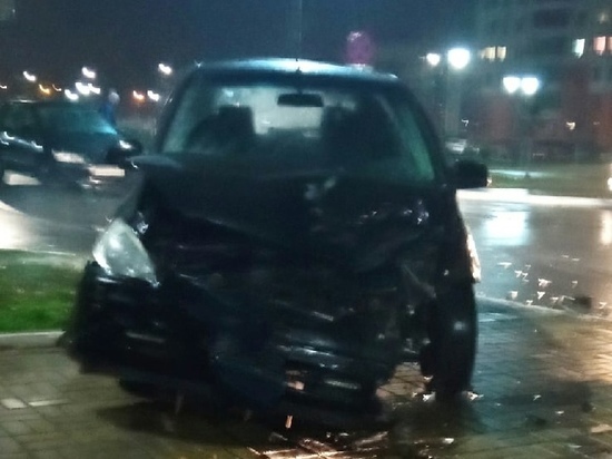 В Курске в результате аварии машину выбросило на тротуар