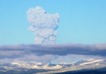 Пресс-служба управления МЧС по Сахалинской области сообщает, что на вулкане Эбеко на Курильских островах зафиксирован выброс пепла на высоту 2,5 км