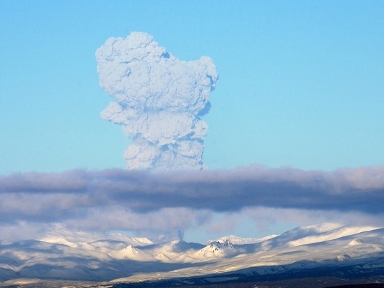 На Курилах вулкан выбросил пепел на высоту 2,5 км