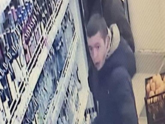 В Новосибирске полиция разыскивают ограбивших женщину в подъезде мужчин