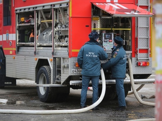 На западе Волгограда сгорела 30-летняя легковушка