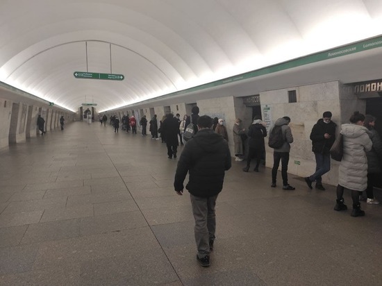 Почти 60 полицейских обошли станции петербургского метро после очередных сообщений о лжеминировании