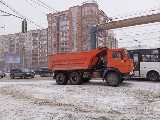60-летняя жительница Томска угодила под КАМАЗ при переходе проезжей части на красный
