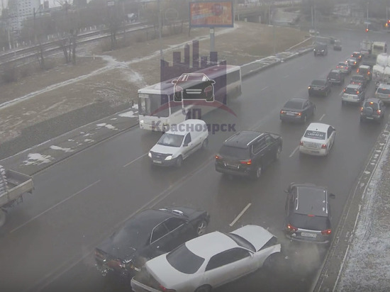 Массовая авария из-за врезавшегося в пробку Mark II произошла на правобережье Красноярска
