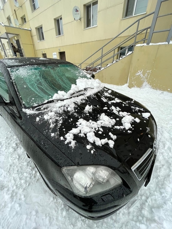 Там же, где чуть не погиб ребенок: рухнувший с крыши снег повредил машину в Губкинском