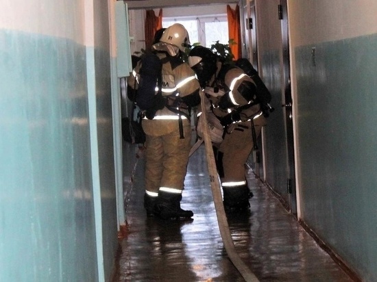 Мусор загорелся в шахте лифта в доме мкр Молодежный в Чите, работали пожарные