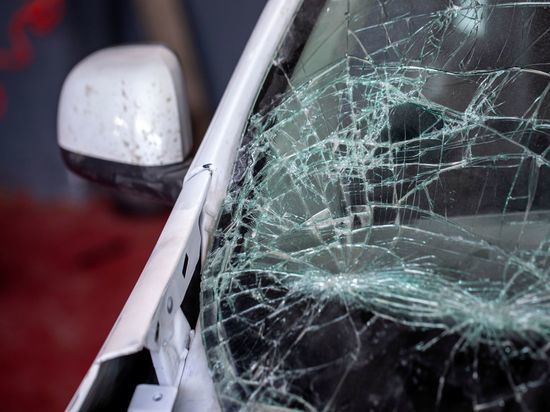 Skoda Fabia врезалась в бетонное ограждение в Кировском районе, водитель погиб